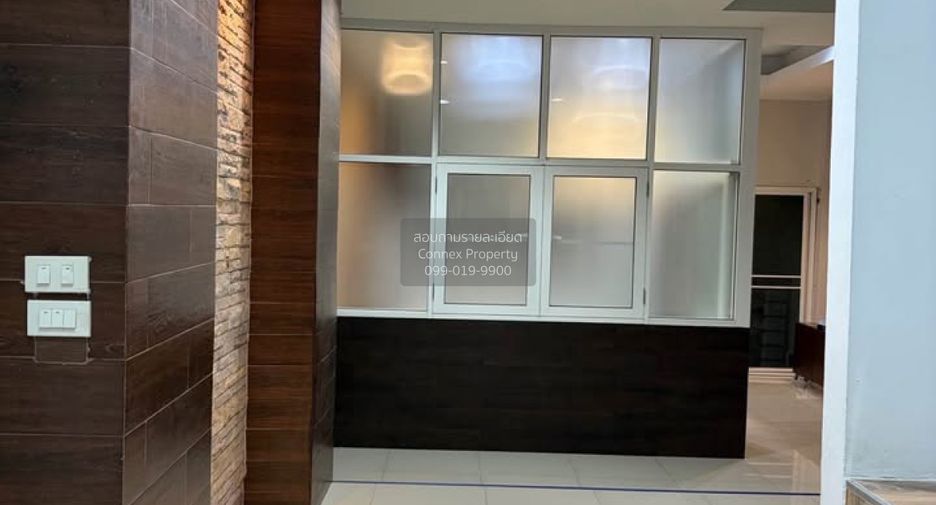 For rent 4 bedrooms townhouse in Phra Khanong, Bangkok