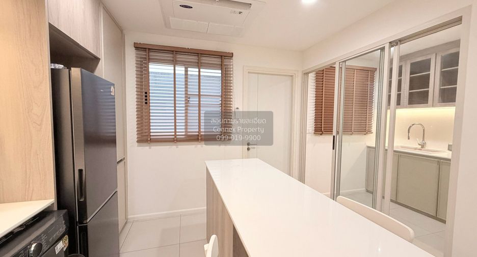 For rent 3 bedrooms townhouse in Saphan Sung, Bangkok