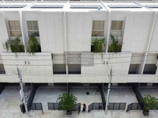 For rent 3 bedrooms townhouse in Saphan Sung, Bangkok