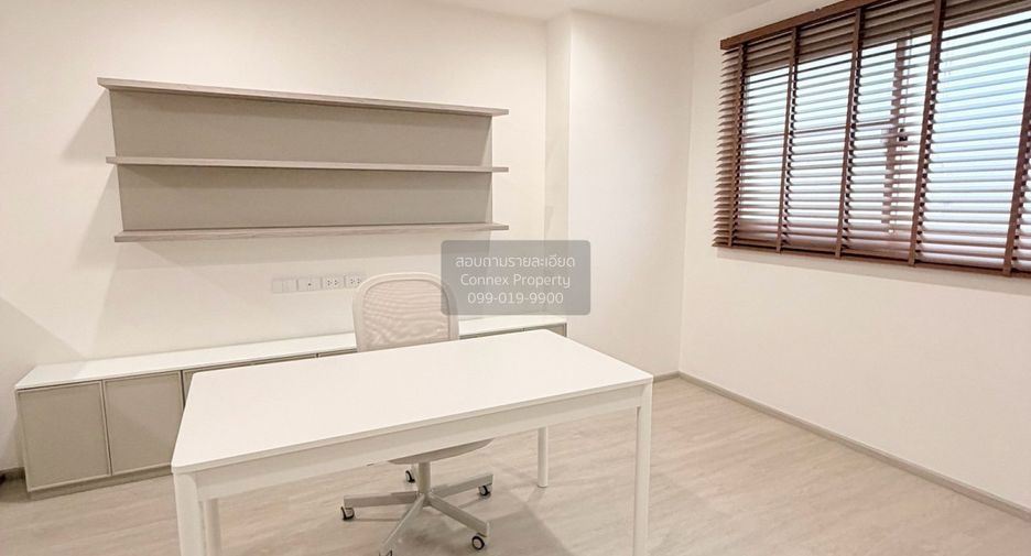 For rent 3 bedrooms townhouse in Saphan Sung, Bangkok