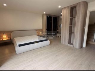 For rent 3 bedrooms townhouse in Saphan Sung, Bangkok