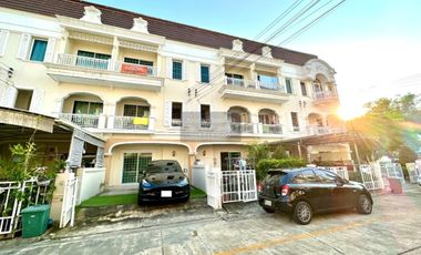 Casa adosada en alquiler de 3 habitaciones en Phasi Charoen, Bangkok
