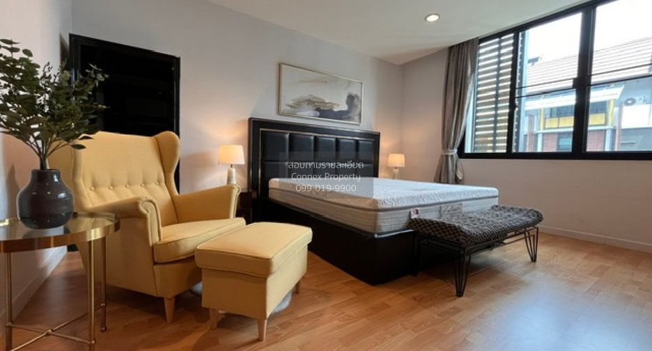 For rent 4 bedrooms townhouse in Yan Nawa, Bangkok