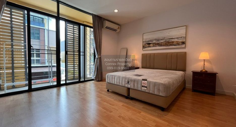 For rent 4 bedrooms townhouse in Yan Nawa, Bangkok