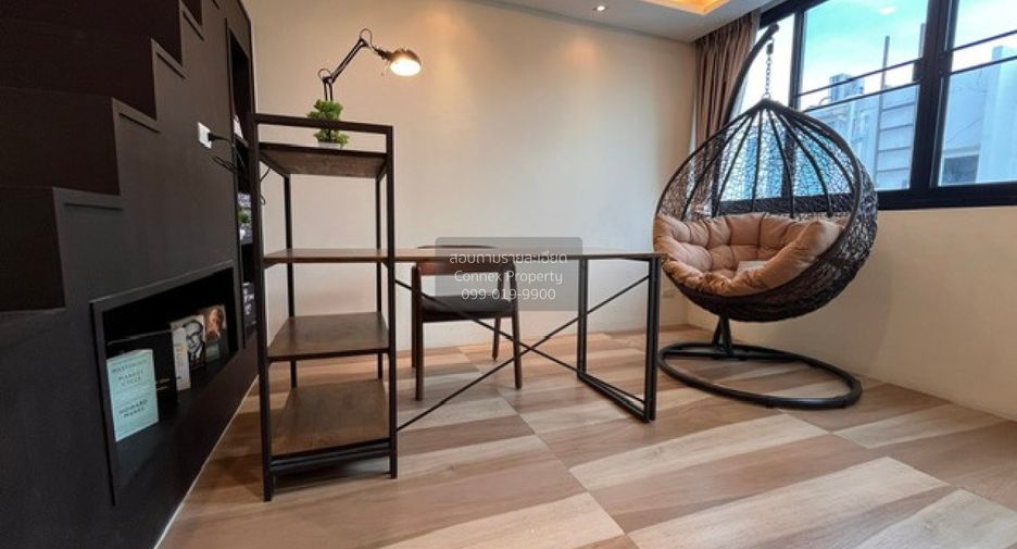 For rent 4 bedrooms townhouse in Yan Nawa, Bangkok
