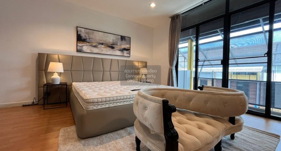 For rent 4 bedrooms townhouse in Yan Nawa, Bangkok