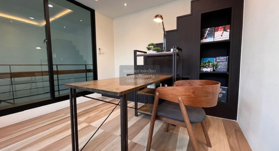 For rent 4 bedrooms townhouse in Yan Nawa, Bangkok