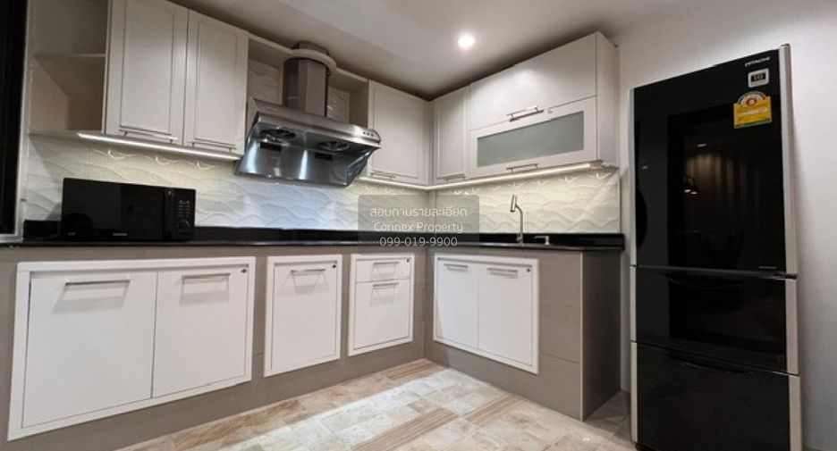 For rent 4 bedrooms townhouse in Yan Nawa, Bangkok