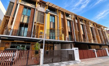 For rent 4 bedrooms townhouse in Yan Nawa, Bangkok