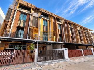 For rent 4 bedrooms townhouse in Yan Nawa, Bangkok