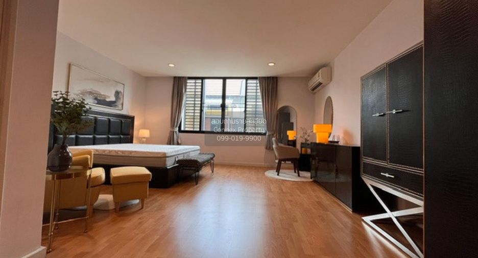 For rent 4 bedrooms townhouse in Yan Nawa, Bangkok