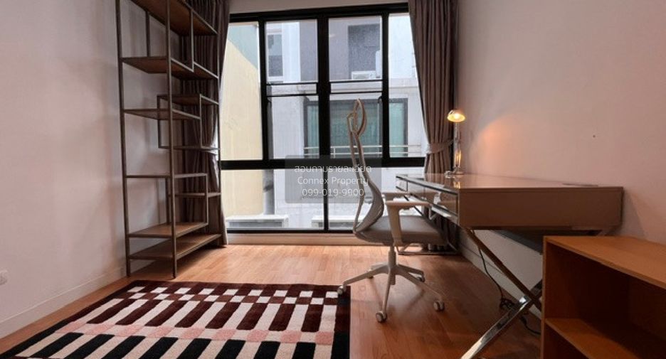 For rent 4 bedrooms townhouse in Yan Nawa, Bangkok