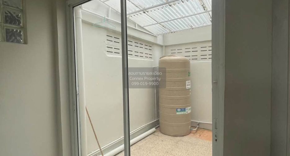 For rent 5 bedrooms townhouse in Huai Khwang, Bangkok