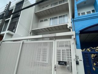 For rent 5 bedrooms townhouse in Huai Khwang, Bangkok