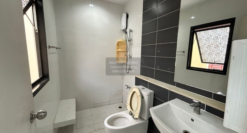 For rent 3 bedrooms townhouse in Bang Khae, Bangkok