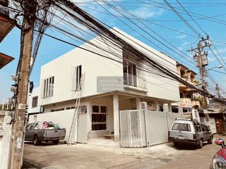 For rent 3 bedrooms house in Huai Khwang, Bangkok