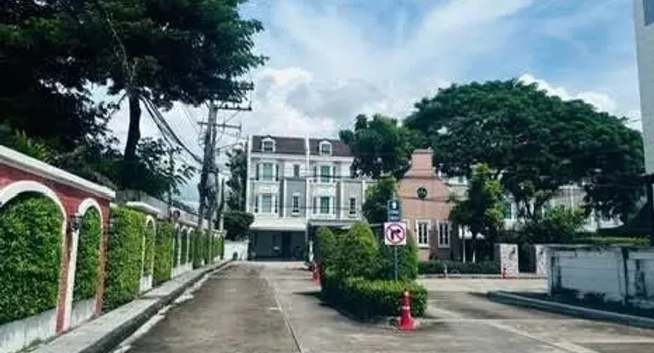 For rent 3 bedrooms house in Bang Kapi, Bangkok