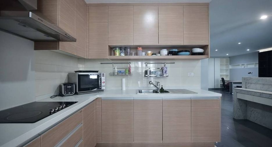 For rent 3 bedrooms condo in Khlong Toei, Bangkok
