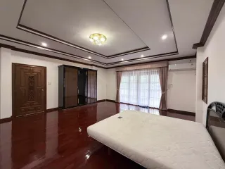 For rent 5 bedrooms house in Huai Khwang, Bangkok
