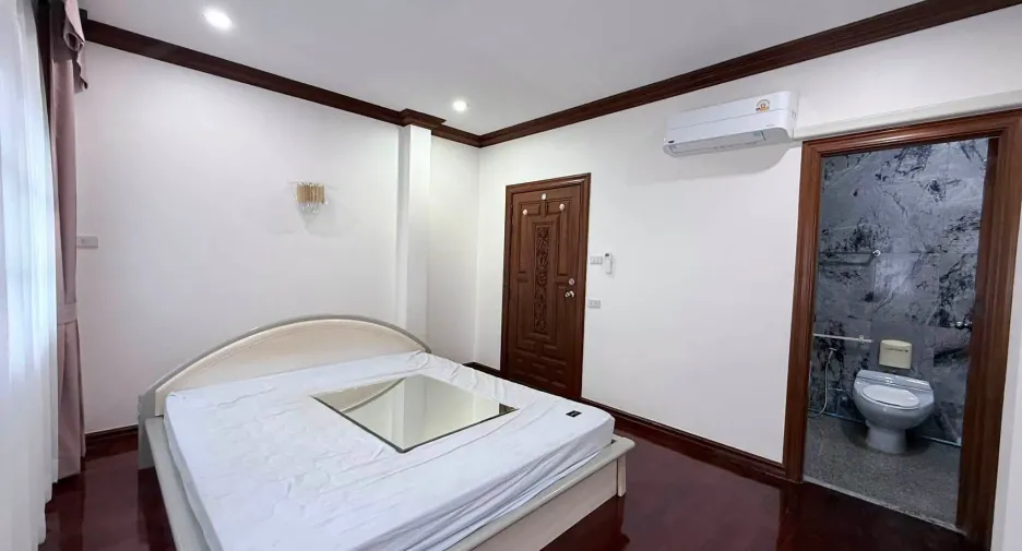 For rent 5 bedrooms house in Huai Khwang, Bangkok