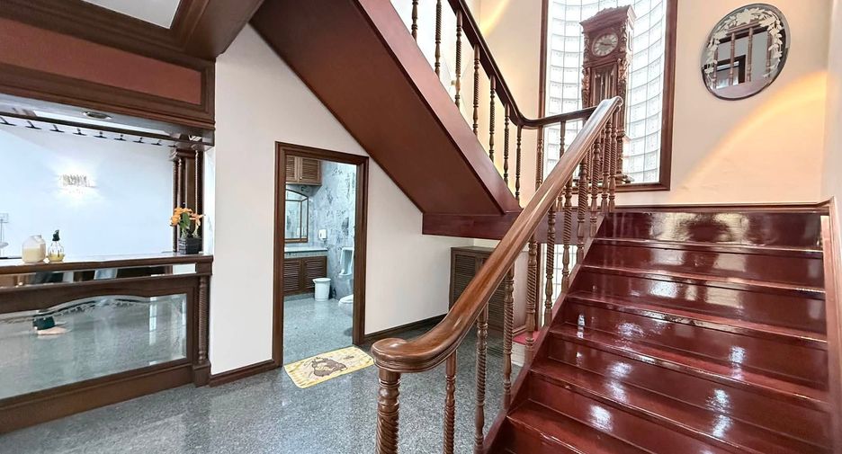For rent 5 bedrooms house in Huai Khwang, Bangkok