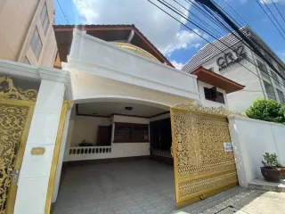 For rent 5 bedrooms house in Huai Khwang, Bangkok