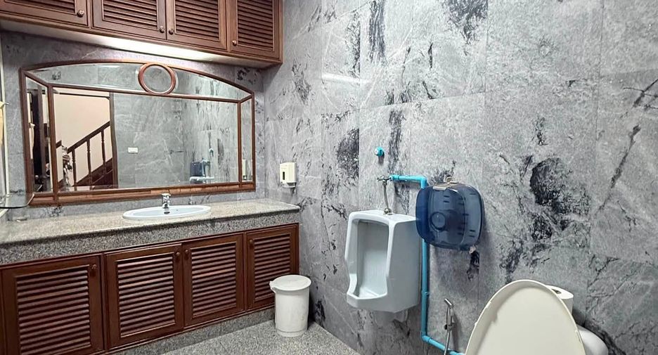 For rent 5 bedrooms house in Huai Khwang, Bangkok