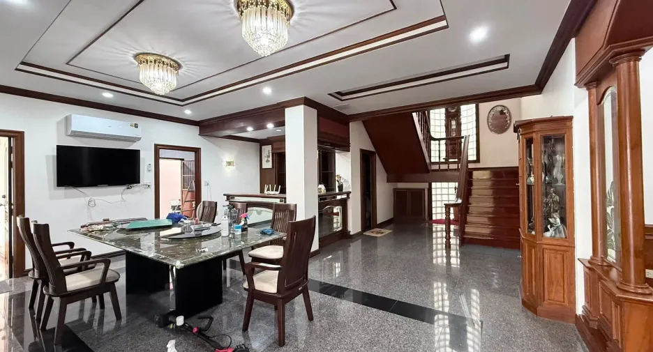 For rent 5 bedrooms house in Huai Khwang, Bangkok