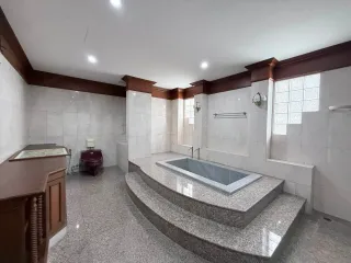For rent 5 bedrooms house in Huai Khwang, Bangkok