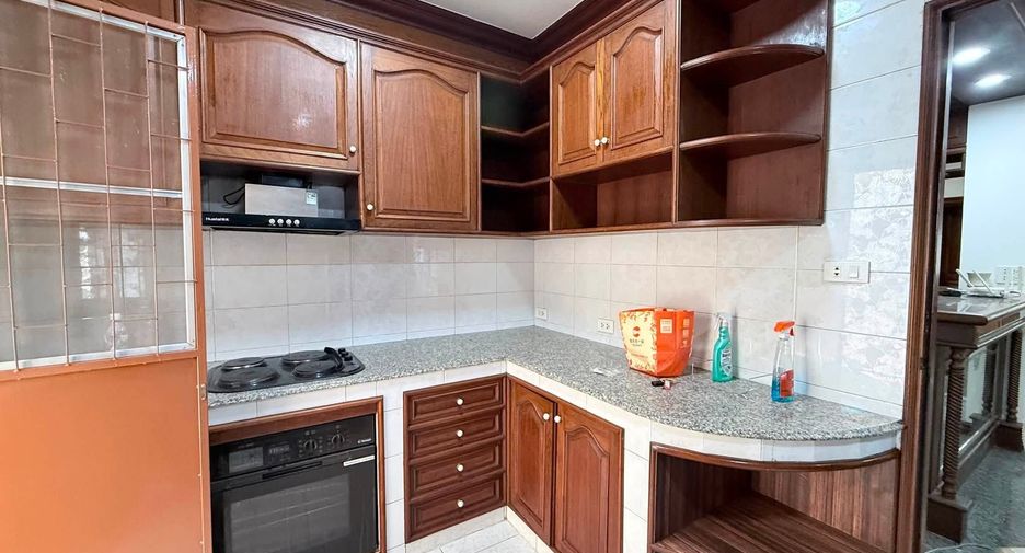 For rent 5 bedrooms house in Huai Khwang, Bangkok