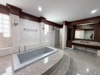 For rent 5 bedrooms house in Huai Khwang, Bangkok