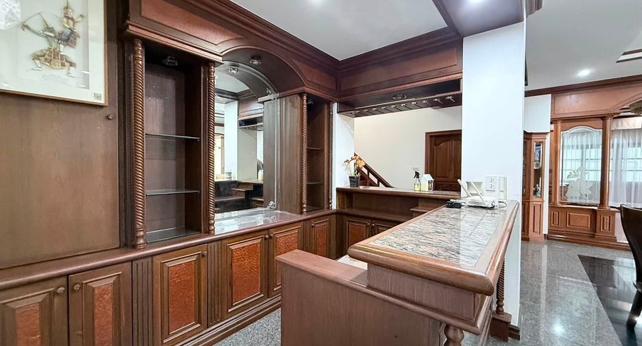 For rent 5 bedrooms house in Huai Khwang, Bangkok