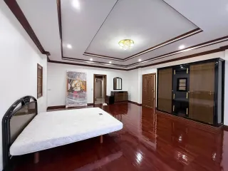 For rent 5 bedrooms house in Huai Khwang, Bangkok