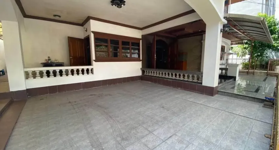For rent 5 bedrooms house in Huai Khwang, Bangkok