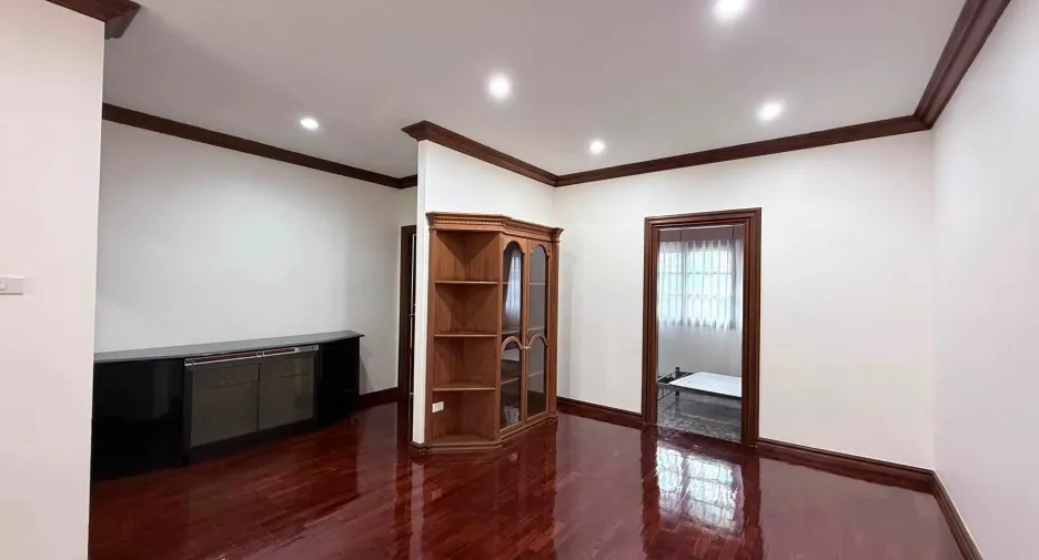 For rent 5 bedrooms house in Huai Khwang, Bangkok