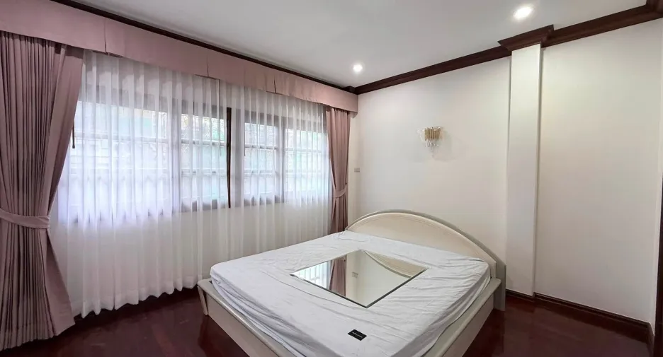 For rent 5 bedrooms house in Huai Khwang, Bangkok