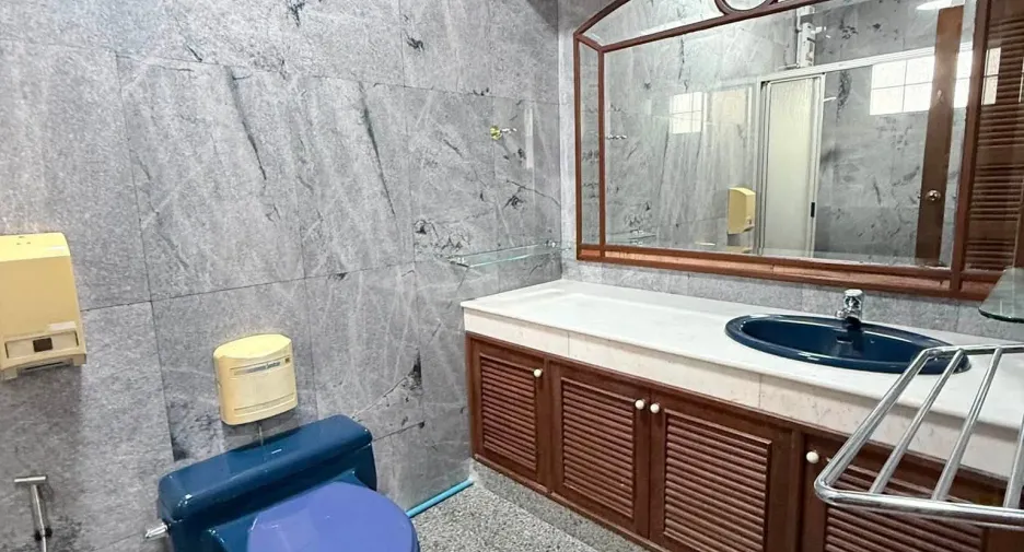 For rent 5 bedrooms house in Huai Khwang, Bangkok