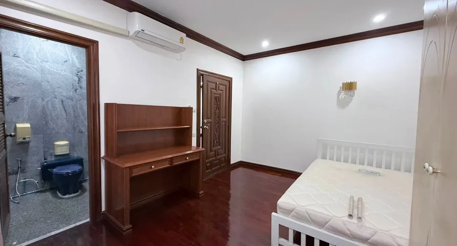 For rent 5 bedrooms house in Huai Khwang, Bangkok