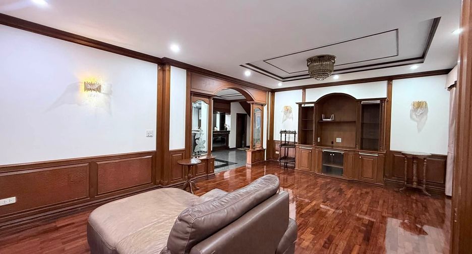 For rent 5 bedrooms house in Huai Khwang, Bangkok