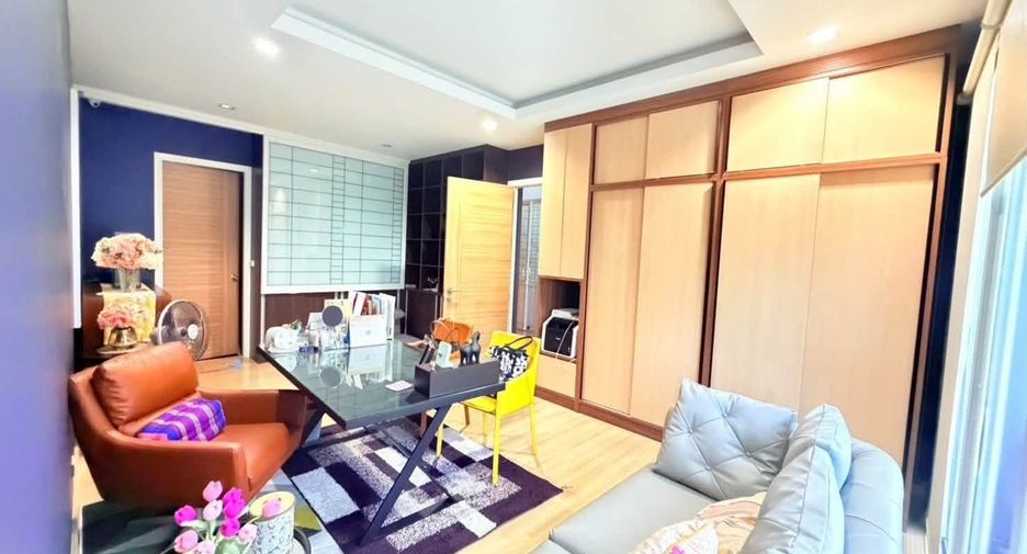 À louer 5 chambres maison à Lat Phrao, Bangkok