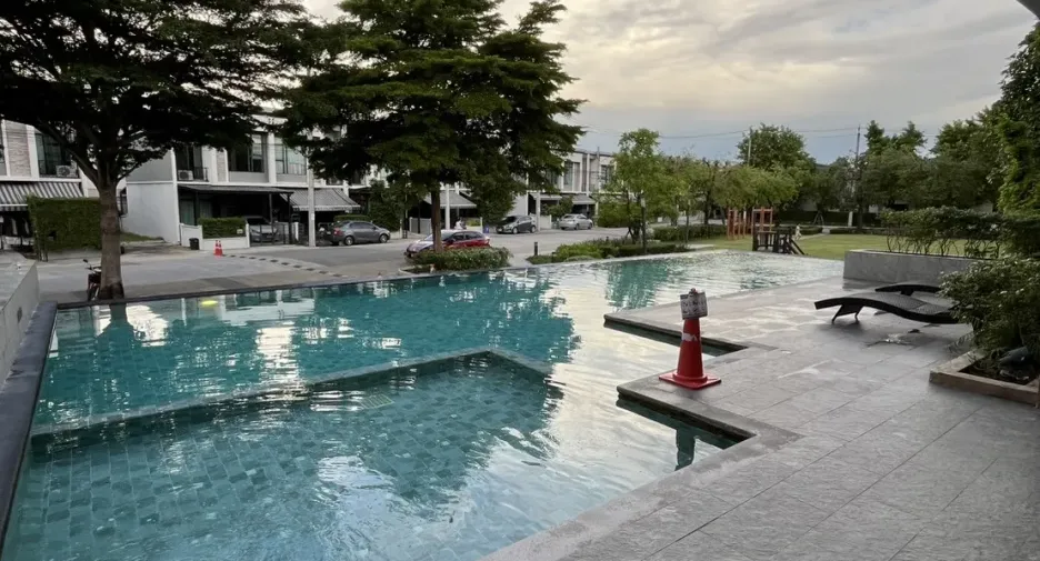 For rent 3 bedrooms townhouse in Mueang Nonthaburi, Nonthaburi