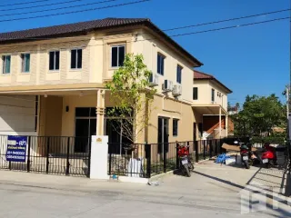 À vendre 2 chambres maison de ville à Saphan Sung, Bangkok