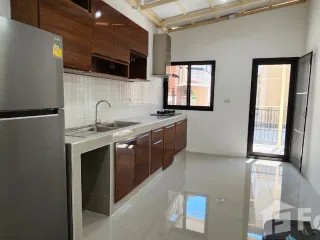 À vendre 2 chambres maison de ville à Saphan Sung, Bangkok