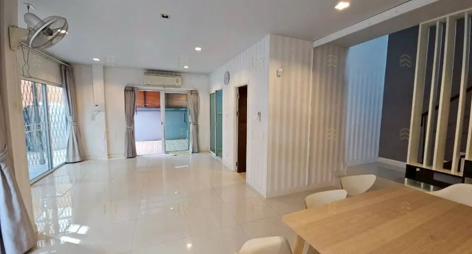 À louer 3 chambres maison à Don Mueang, Bangkok