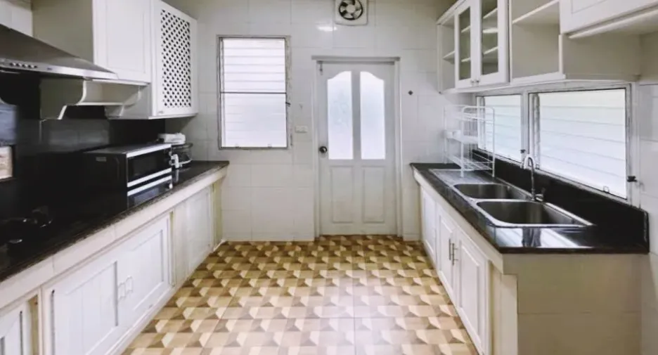 For rent 5 bedrooms house in Prawet, Bangkok