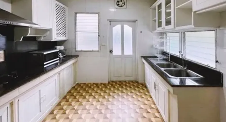 For rent 5 bedrooms house in Prawet, Bangkok