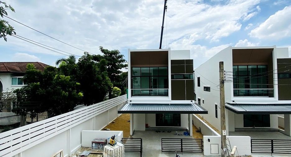 Casa en venta y en alquiler de 4 habitaciones en Bang Khun Thian, Bangkok