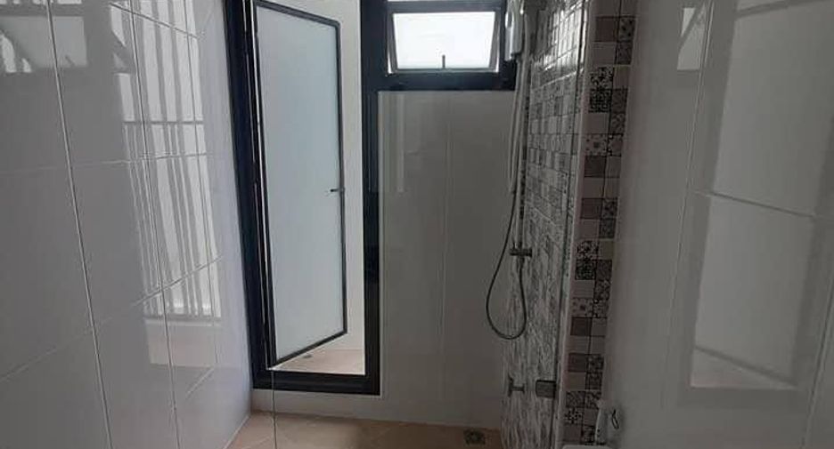 Casa en venta y en alquiler de 4 habitaciones en Bang Khun Thian, Bangkok