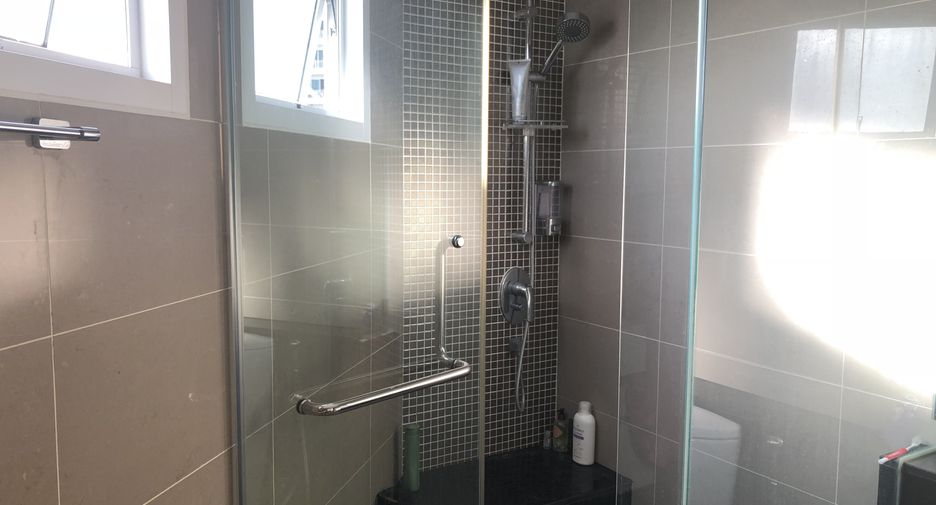 For rent 2 bedrooms condo in Huai Khwang, Bangkok