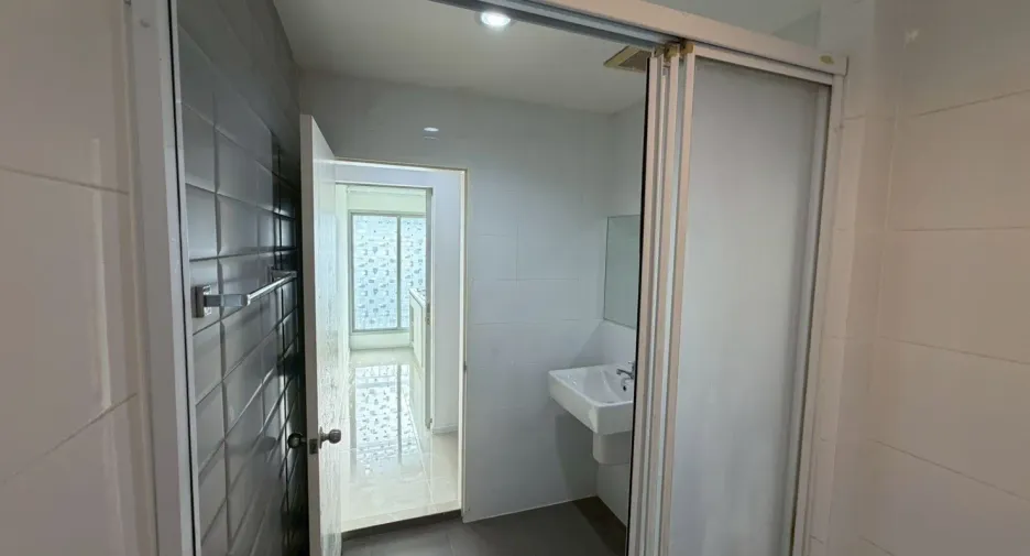 For sale 1 bed condo in Khlong Toei, Bangkok